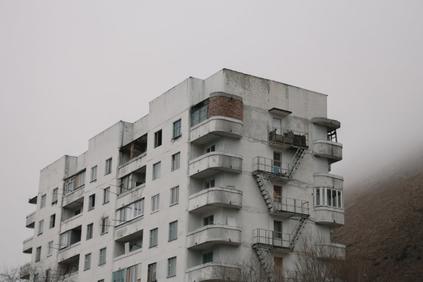 Старый многоэтажный дом