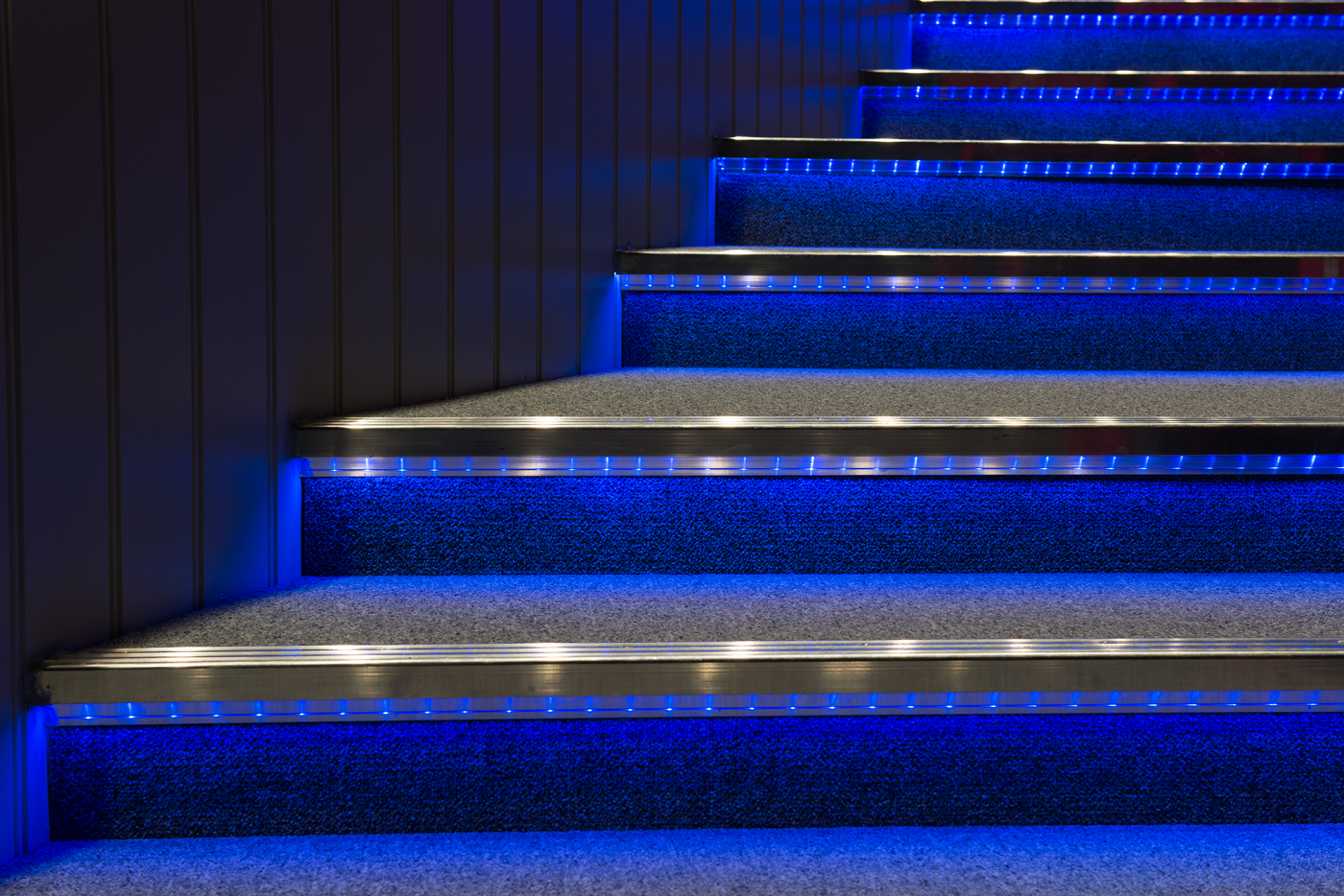 Led since. Автоматическая подсветка лестницы m5450. Led подсветка ступеней лестницы светодиодная лента. M5450b7 подсветка лестницы. Неоновая подсветка лестницы.