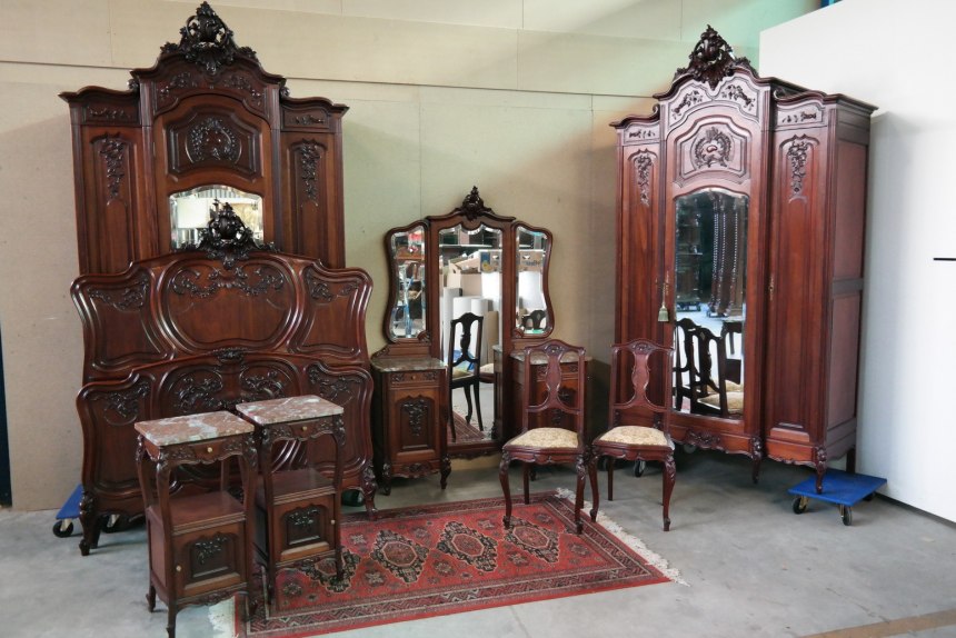 Старинные шкафы горки