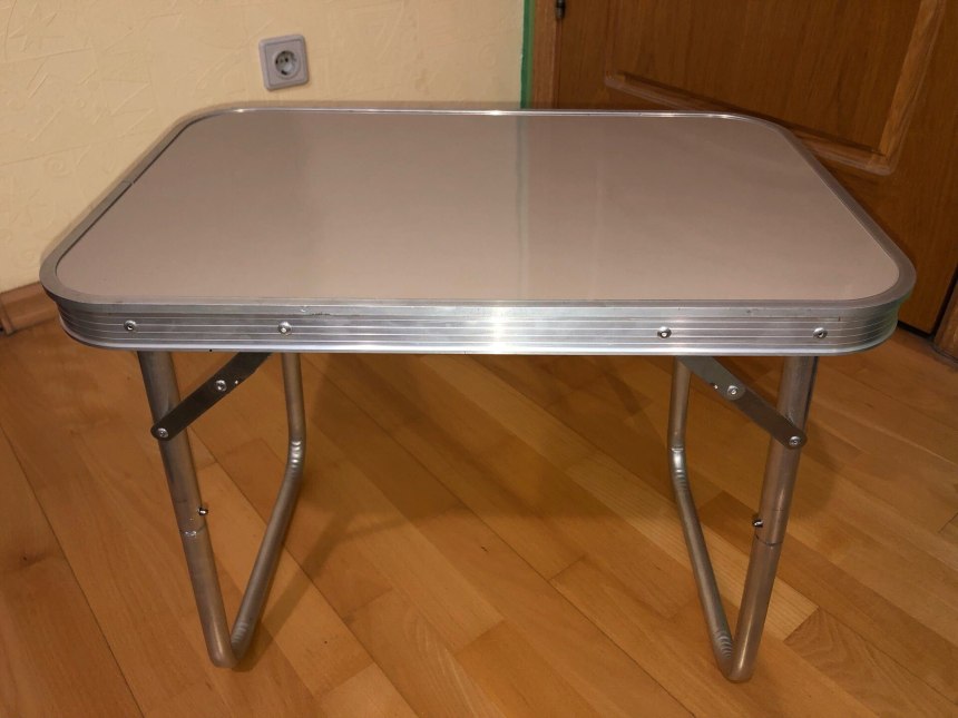 Складной столик на колесиках