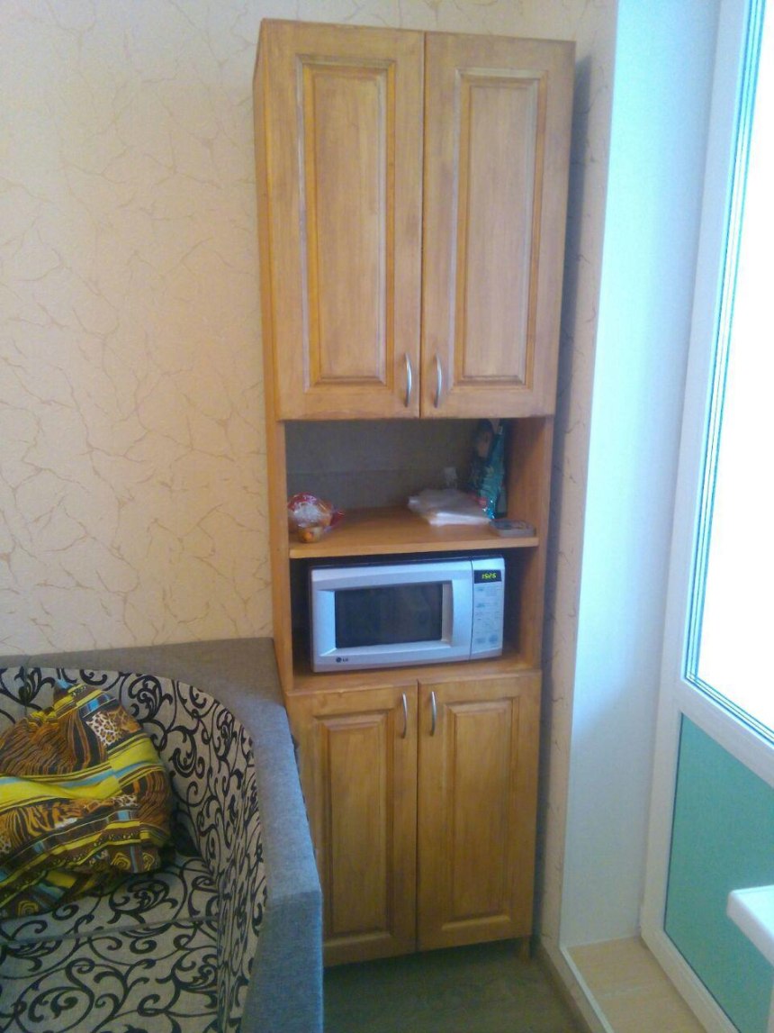 Кухонный пенал с микроволновкой